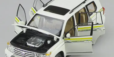 /img/50058-land-cruiser-diecast-cleaning.webp