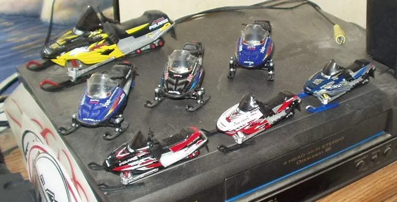 /img/50090-diecast-snowmobile-display.webp