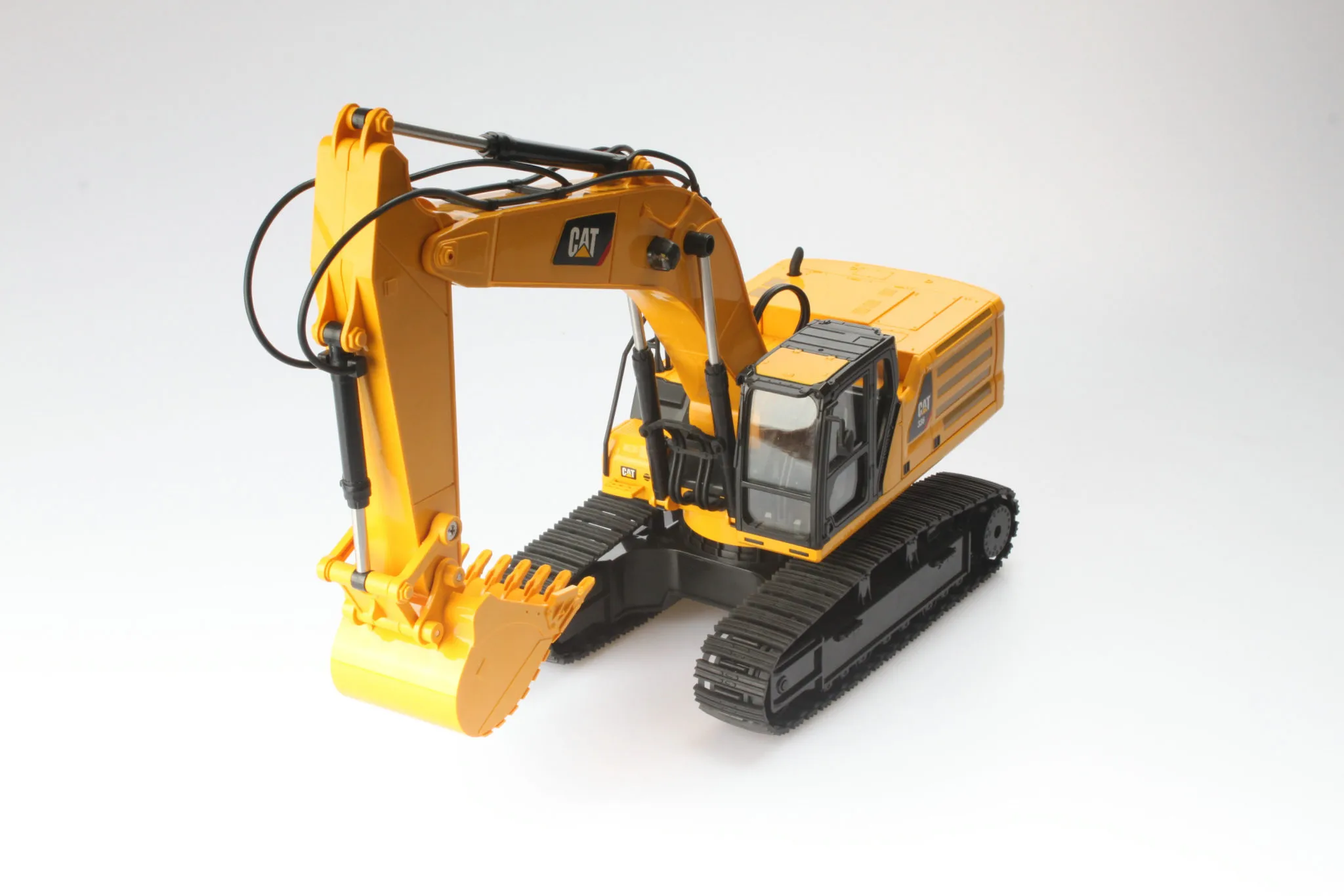 /img/50095-cat-rc-excavator-diecast-comparison.webp