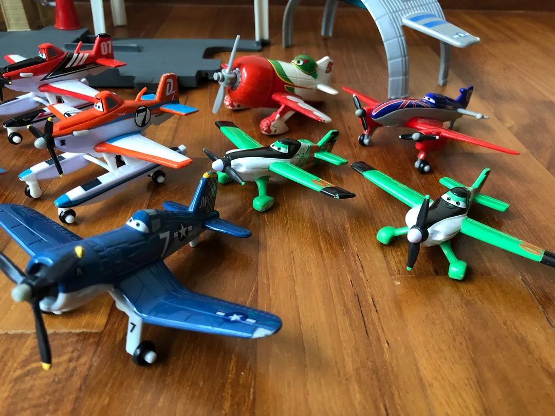 /img/50168-pixar-planes-toys-display.webp