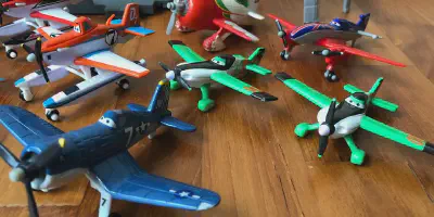 /img/50168-pixar-planes-toys-display.webp