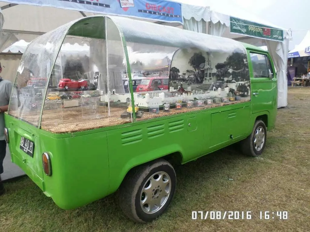 50216 vw camper diecast collection image1